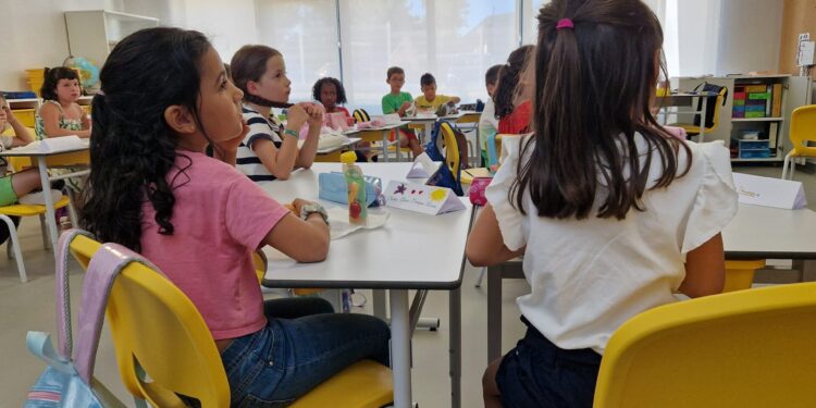 A partir de hoje uso do telemóvel vai estar vedado aos alunos até ao 6.º ano do Agrupamento de Escolas de OIiveira do Hospital
