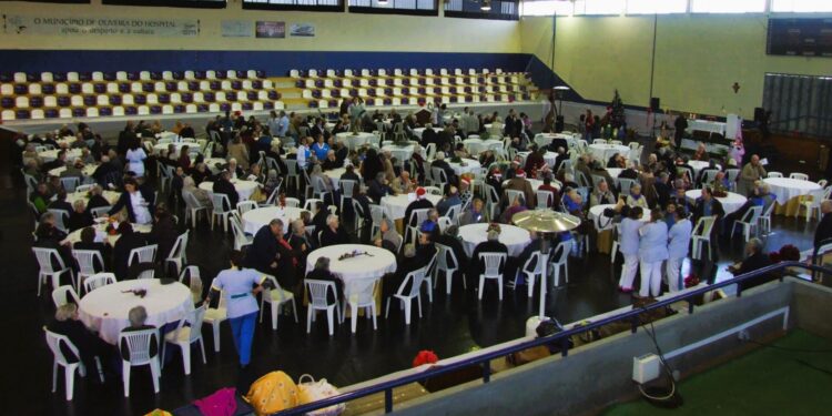Seniores celebram o Natal à mesa durante encontro da Rede Social