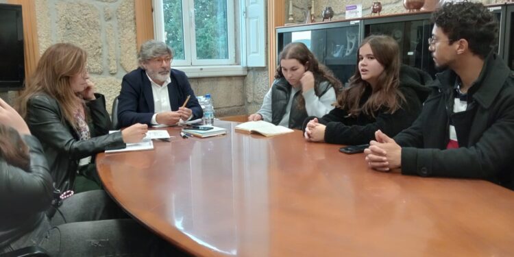 Presidente da Câmara Municipal reúne com nova Associação de Estudantes da ESTGOH