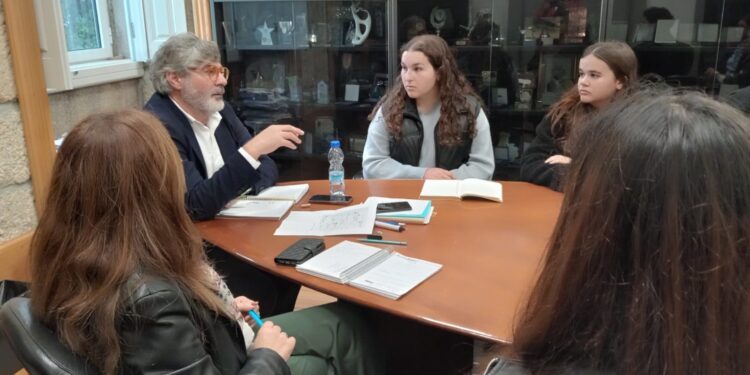 Presidente da Câmara Municipal reúne com nova Associação de Estudantes da ESTGOH