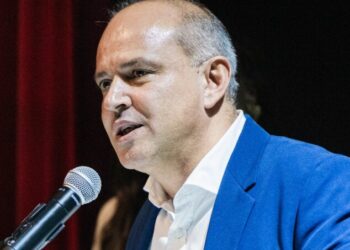 Emoções. Factos. Opiniões.
