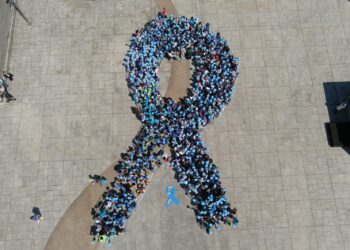 700 crianças e jovens formaram Laço Azul pela consciencialização dos maus tratos na infância