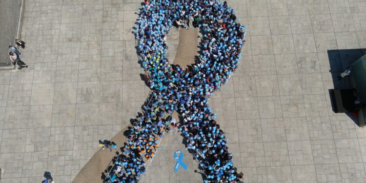 700 crianças e jovens formaram Laço Azul pela consciencialização dos maus tratos na infância