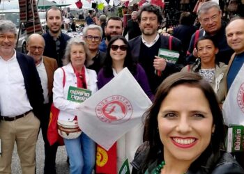 Comitiva do PS em campanha na feira mensal de Oliveira do Hospital
