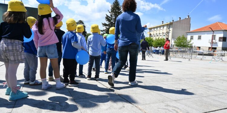 Amanhã é dia de ‘Boleia Humana’: Crianças desafiadas a ir a pé para a escola