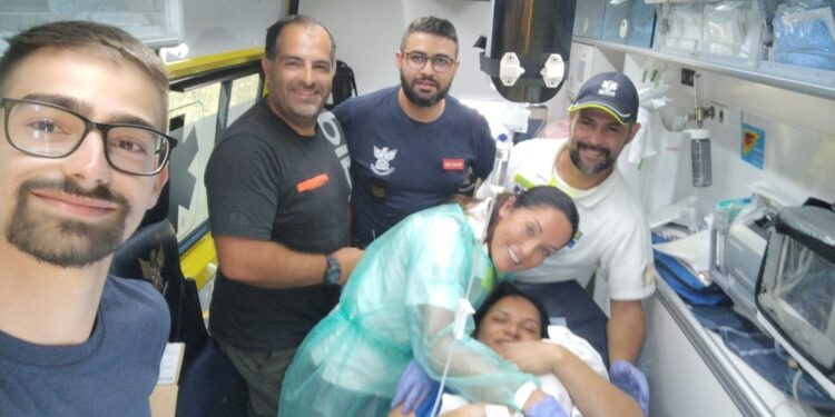 Mulher dá à luz em ambulância dos Bombeiros de Oliveira do Hospital
