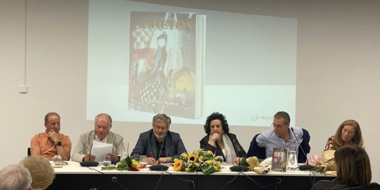 Escritora oliveirense Lucinda Maria lançou “Sonetos” na Casa da Cultura