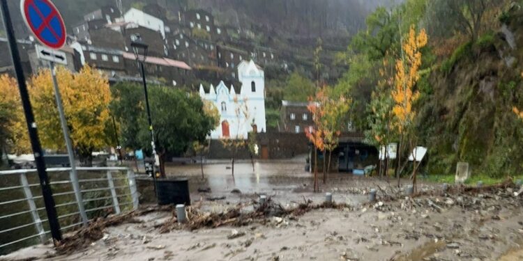 Derrocadas e inundações cortam estrada de acesso ao Piódão