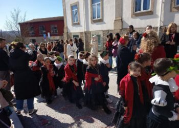 Cor, alegria e criatividade do Carnaval do AEOH invadiram as ruas da cidade de Oliveira do Hospital