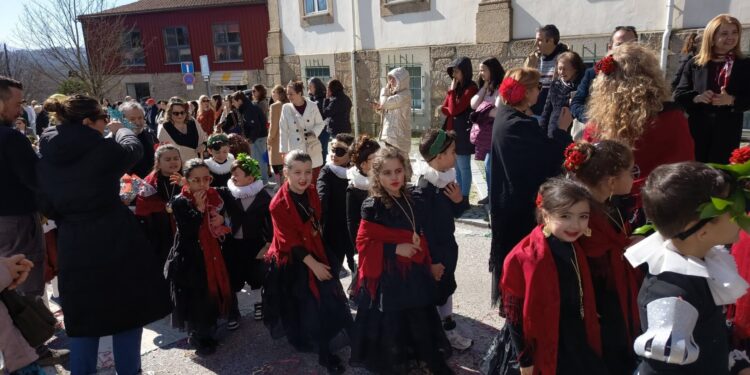 Cor, alegria e criatividade do Carnaval do AEOH invadiram as ruas da cidade de Oliveira do Hospital