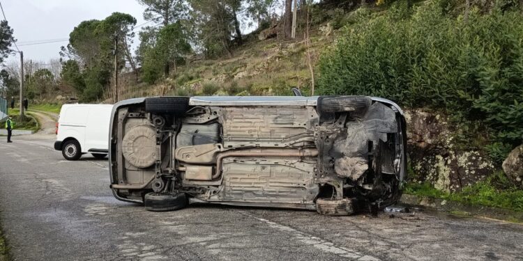 Capotamento deixa jovem ferida na Bobadela