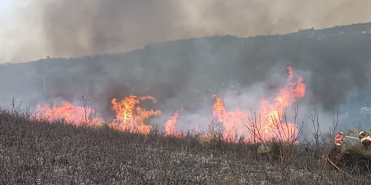 Bombeiros acionados para incêndio nas Seixas