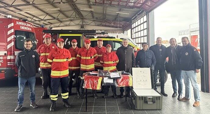 Câmara Municipal entrega equipamentos de proteção individual e sistemas de comunicação aos bombeiros