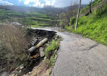 Mau tempo: deslizamentos de terras afetam habitações e provocam colapso de estrada