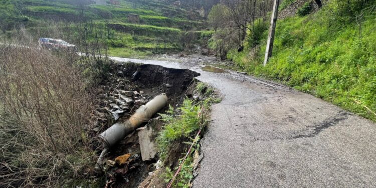 Mau tempo: deslizamentos de terras afetam habitações e provocam colapso de estrada