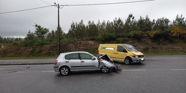 Colisão em Oliveira do Hospital faz dois feridos