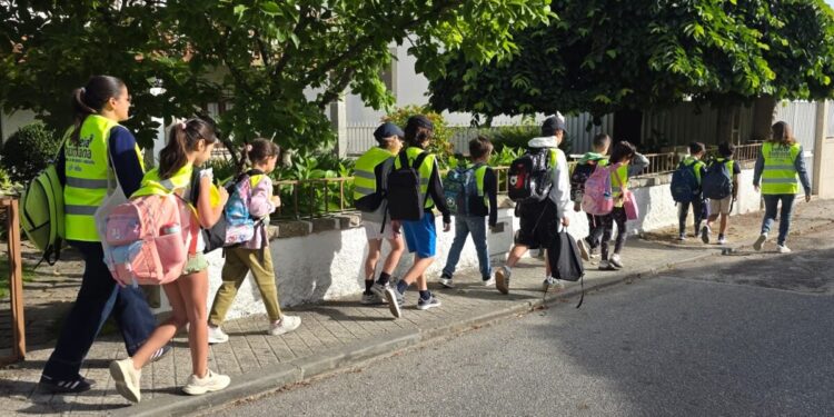 Boleia Humana levou dezenas de alunos a pé até à escola. Iniciativa assinalou o Dia Mundial do Ambiente e promoveu hábitos de vida saudáveis