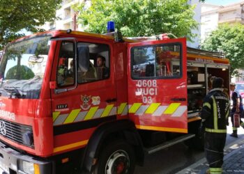 Populares travam incêndio em habitação no centro de Oliveira do Hospital