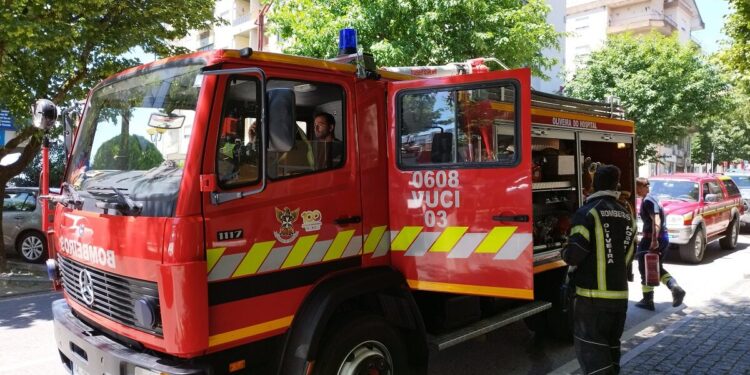 Populares travam incêndio em habitação no centro de Oliveira do Hospital