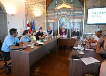 Município reúne autoridades ambientais para travar foco de poluição no rio Cobral