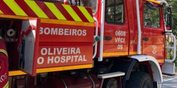 Família com duas crianças fica desalojada após incêndio em habitação